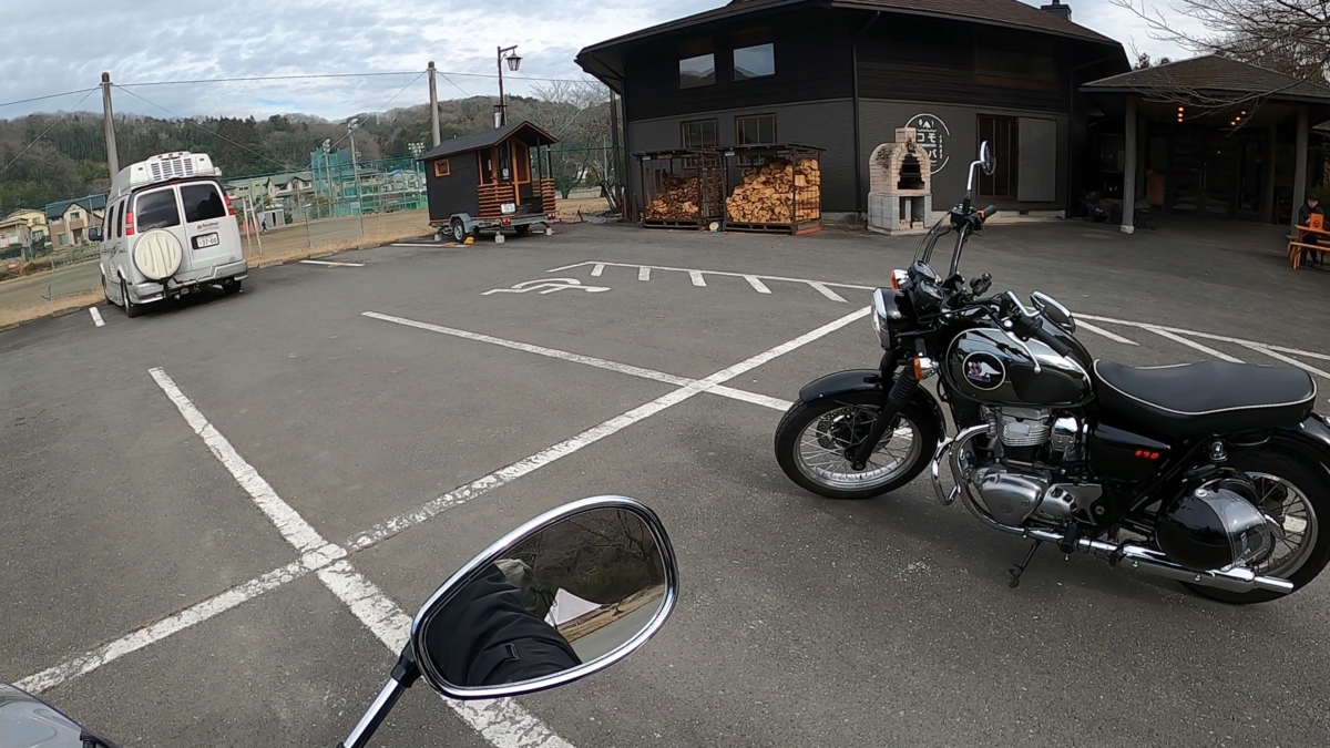 MEGURO S1の隣に駐車