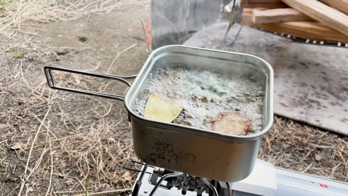クッカーの中で食材が揚がっている様子