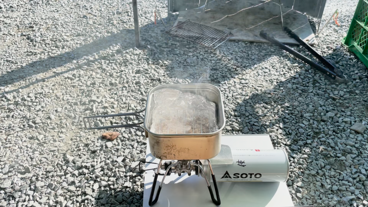 鍋から出る燻製の煙