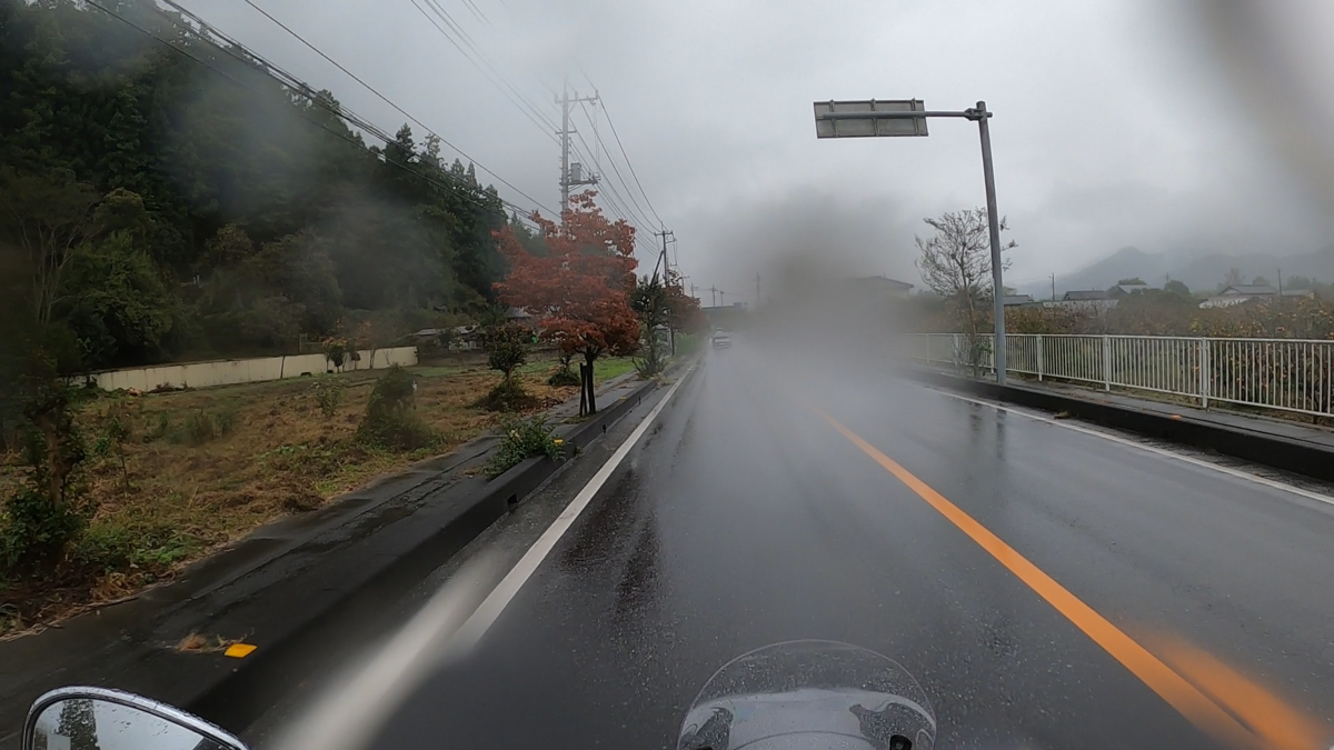 雨の中をSR400で走る