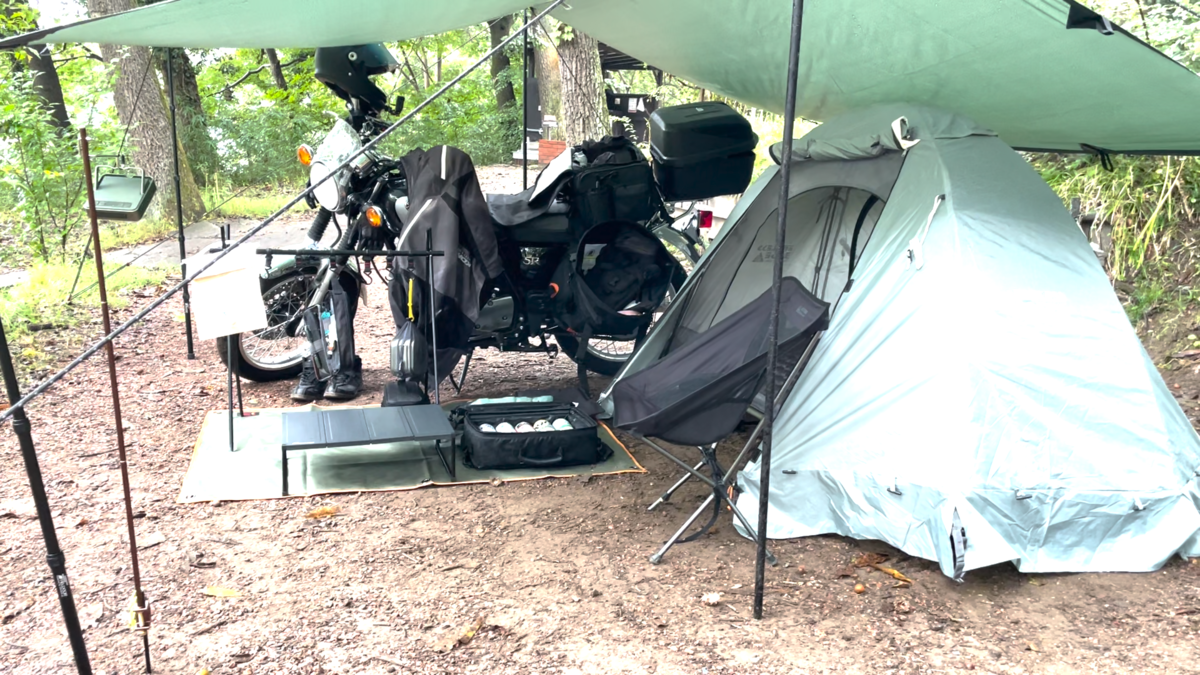 DDタープの下にSR400とテント、居住スペース