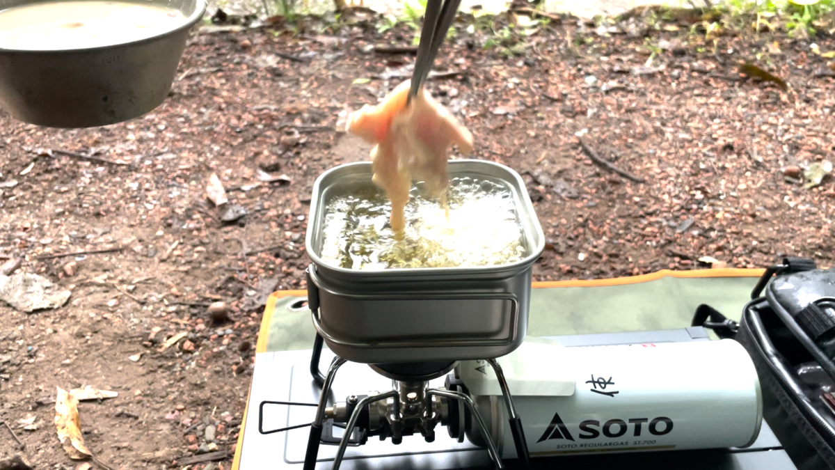 鶏肉を油に投入