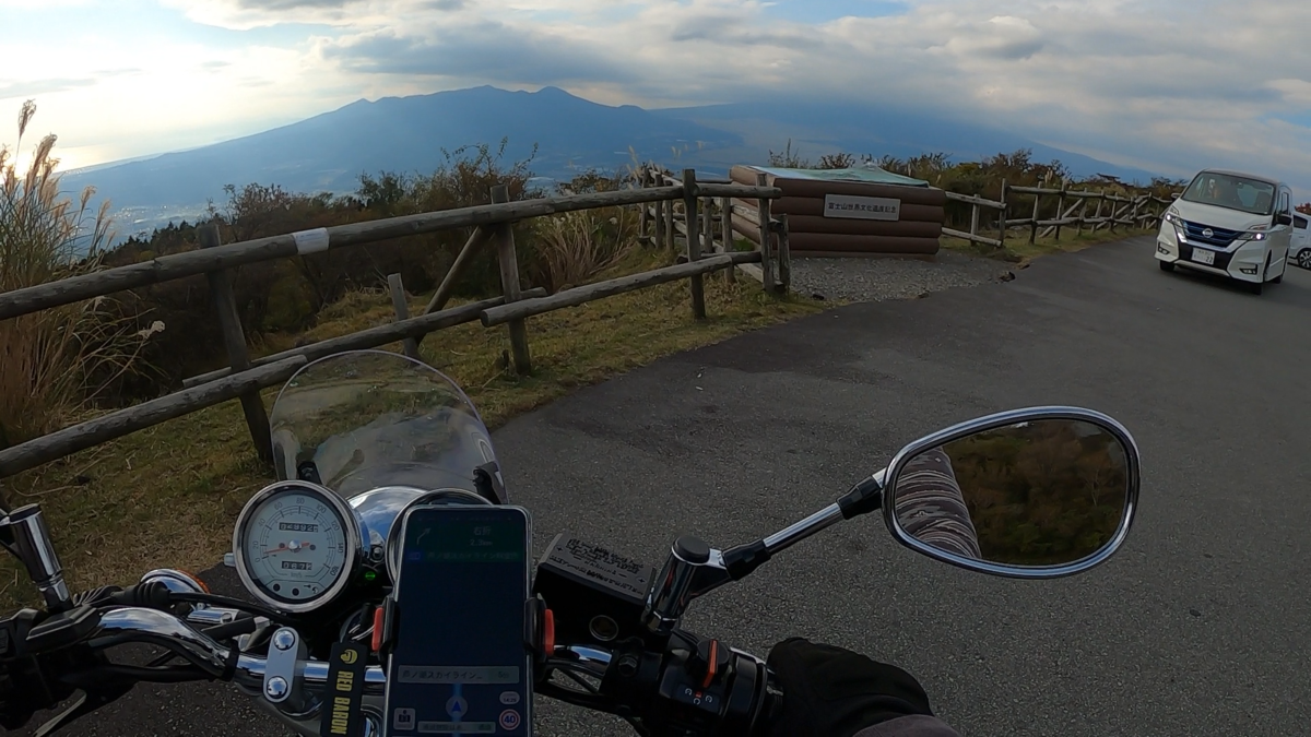 雲で隠れた富士山