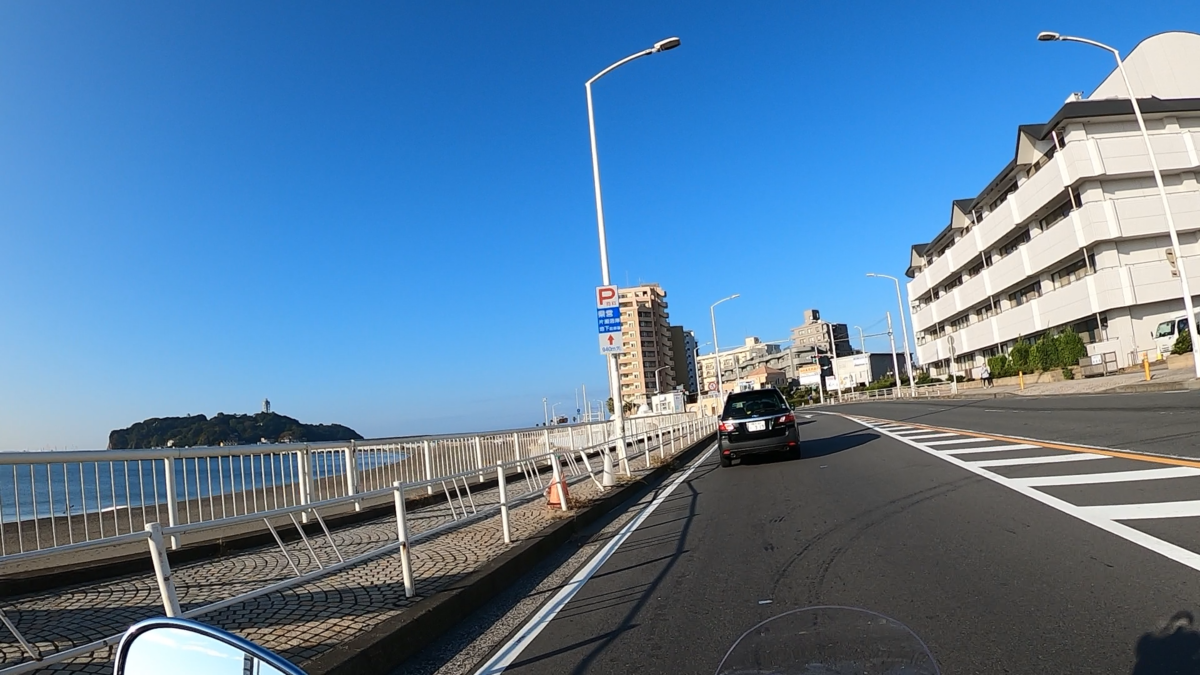 国道134号線沿いから見える江ノ島