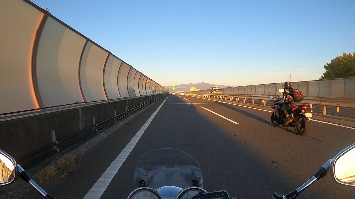 高速道路でどんどん抜かれるSR400
