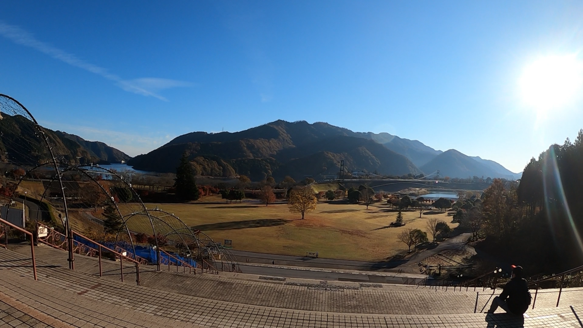 宮ヶ瀬湖畔園地の湖畔の景色