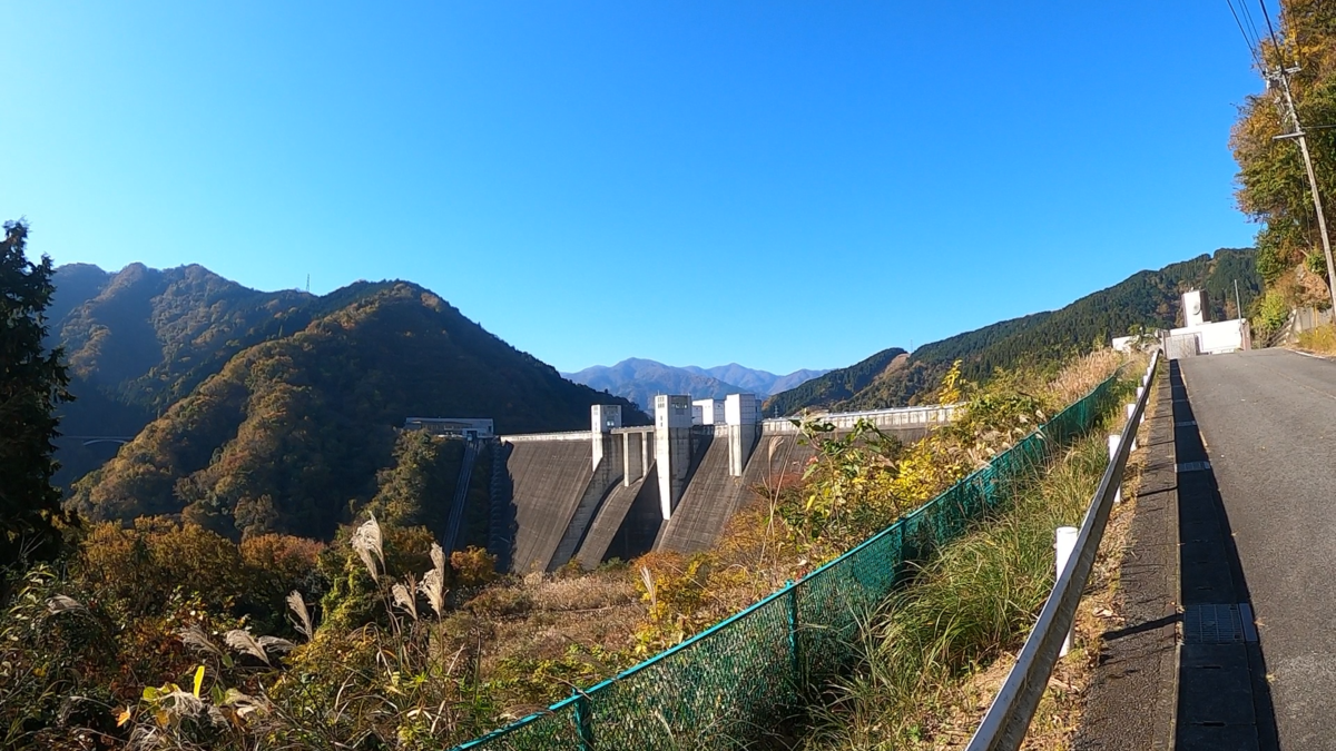 宮ヶ瀬ダムの雄大な全景