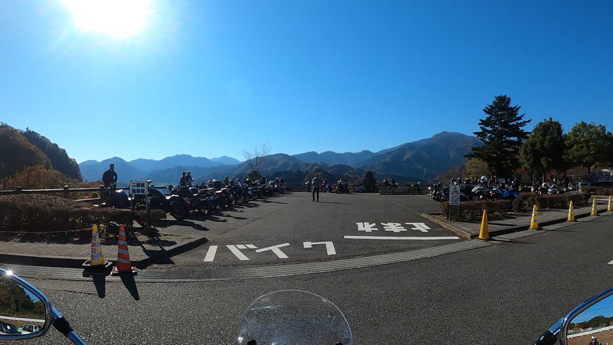 鳥居原ふれあいの館の駐車場に停められた無数のバイク