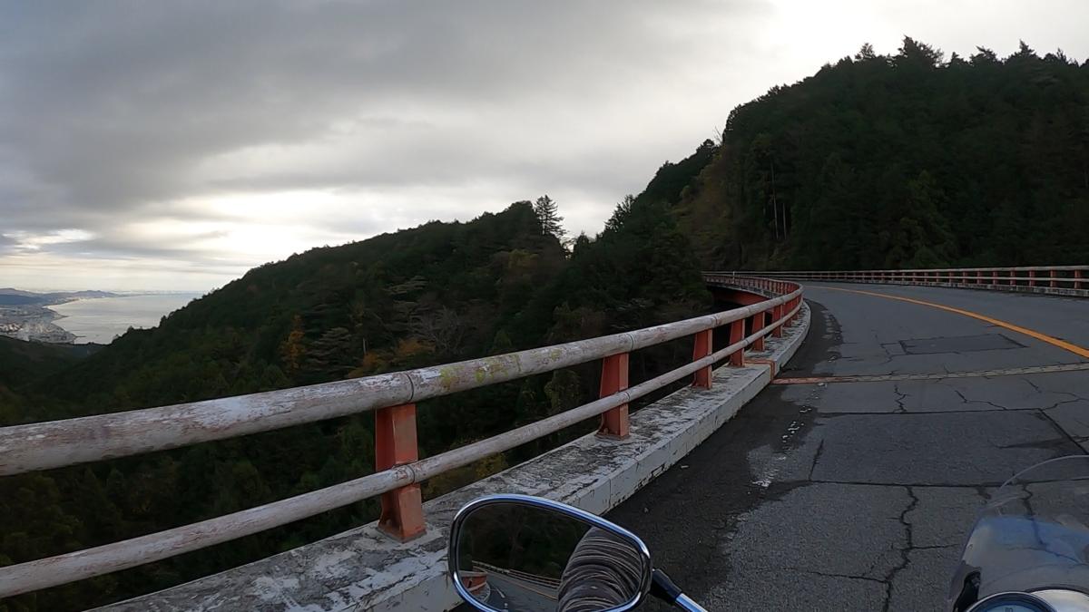 ターンパイク箱根の橋の上からの景色