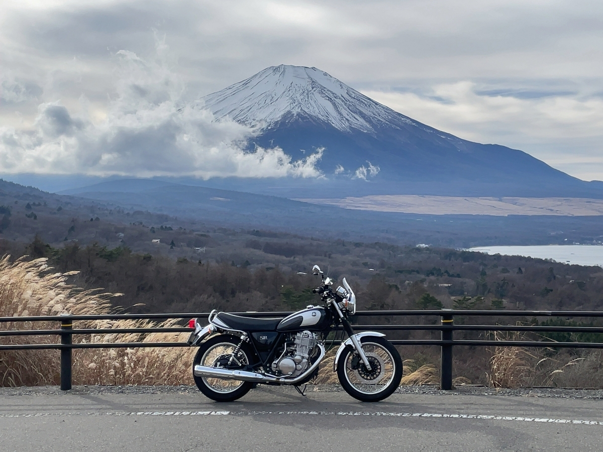 パノラマ台から見下ろす山中湖と富士山とSR400