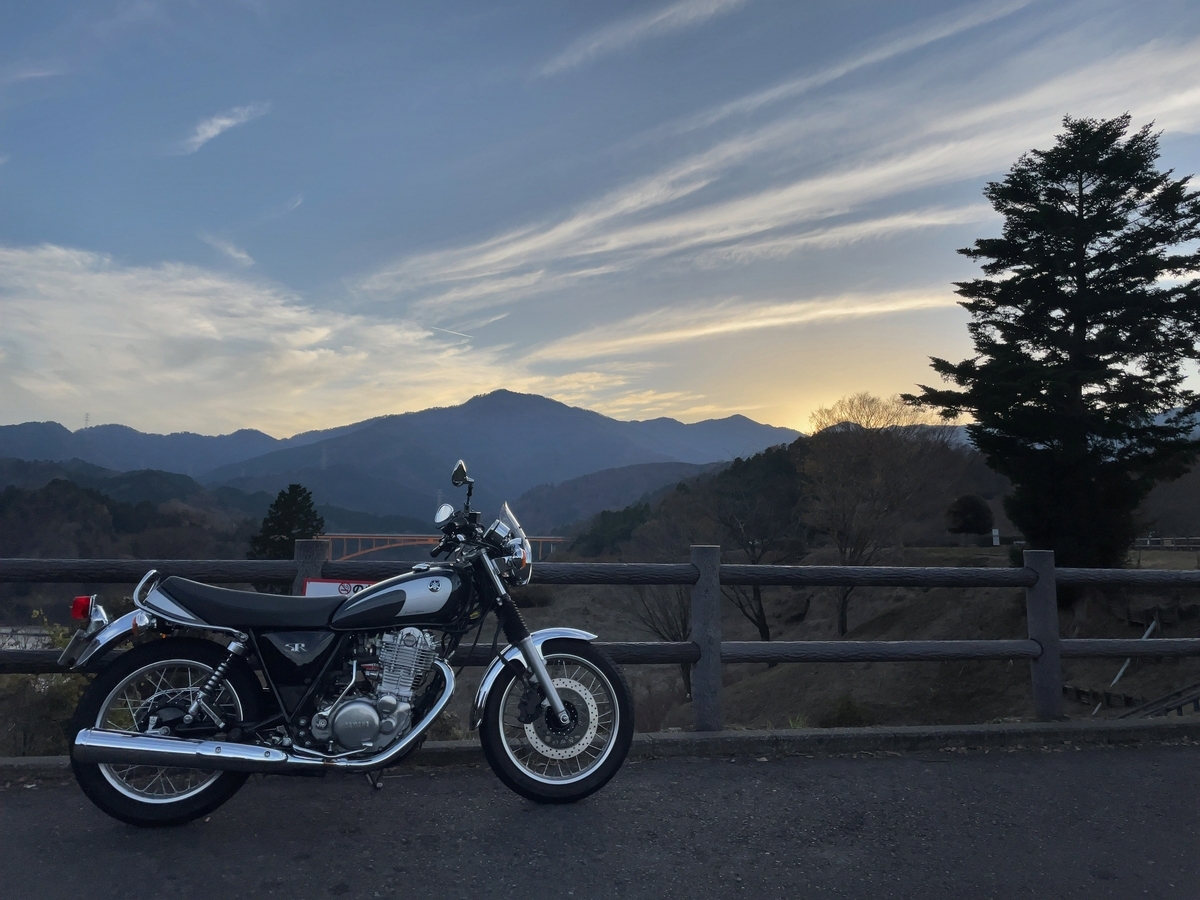 夕暮れの鳥居原ふれあいの館とSR400