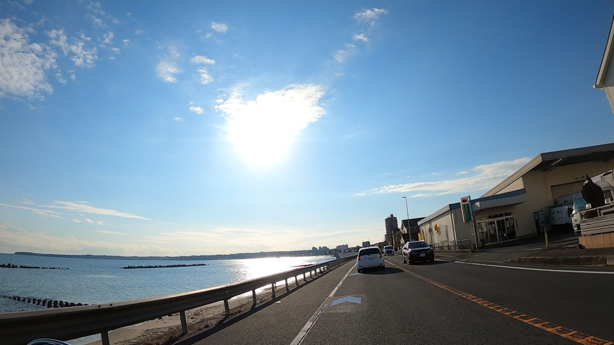 どこまでも続く海岸線と青い海