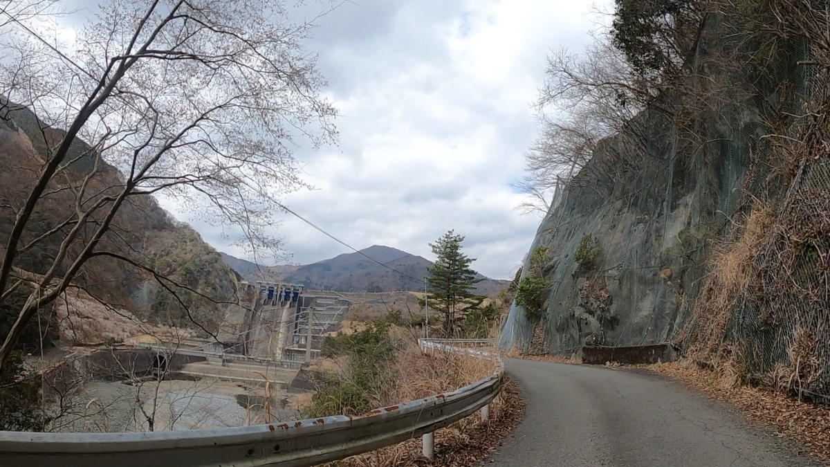 ダム広場へ向かう狭い山道