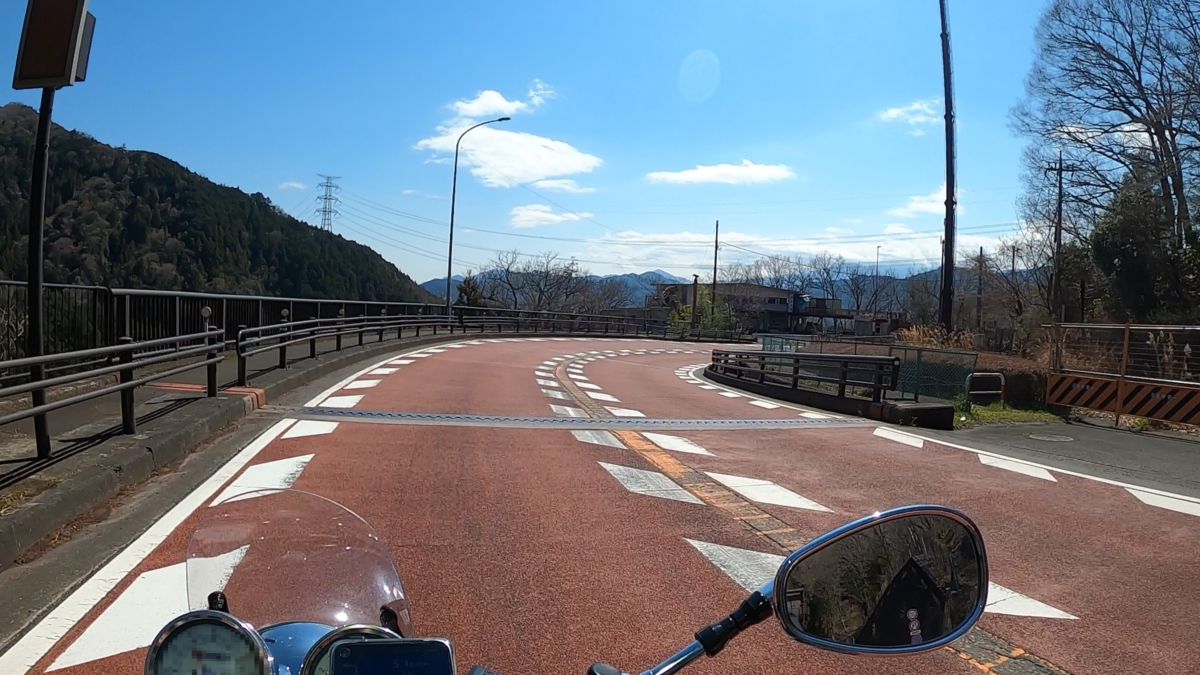 大垂水峠の景色のいい緩やかなカーブ