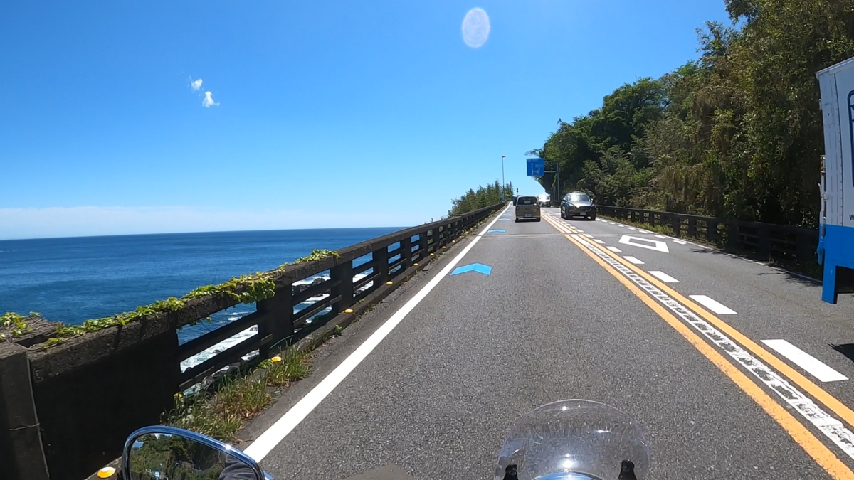 山と海の景色が一度に楽しめる道