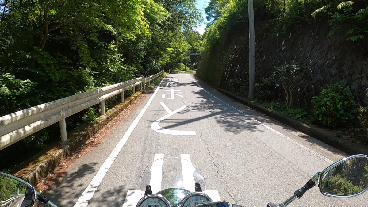 万葉うどんへ続く細い道