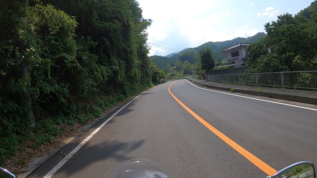 田舎道を進むSR400