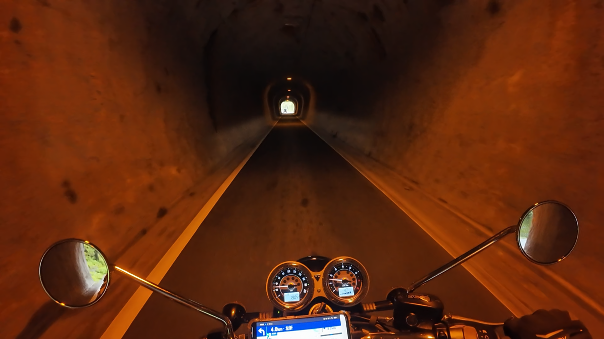 すれ違いができないトンネル