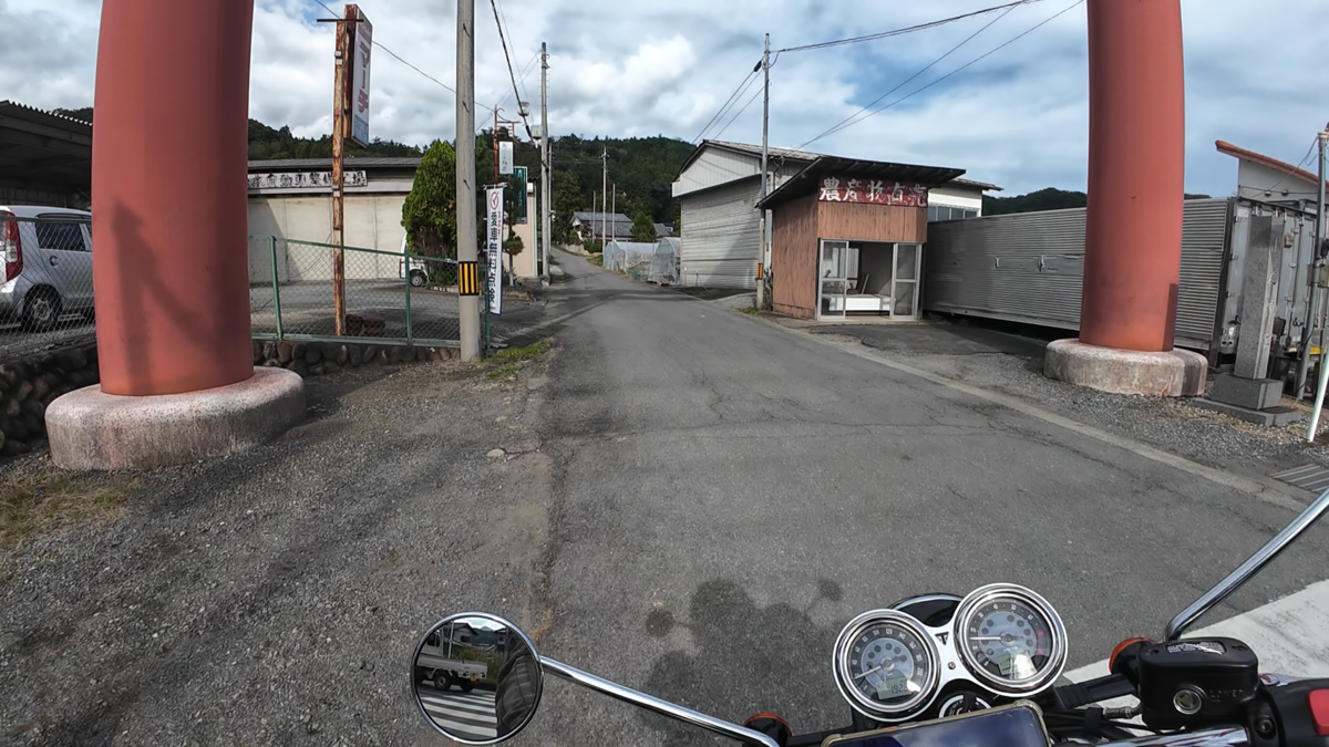 小鹿神社の鳥居をくぐる