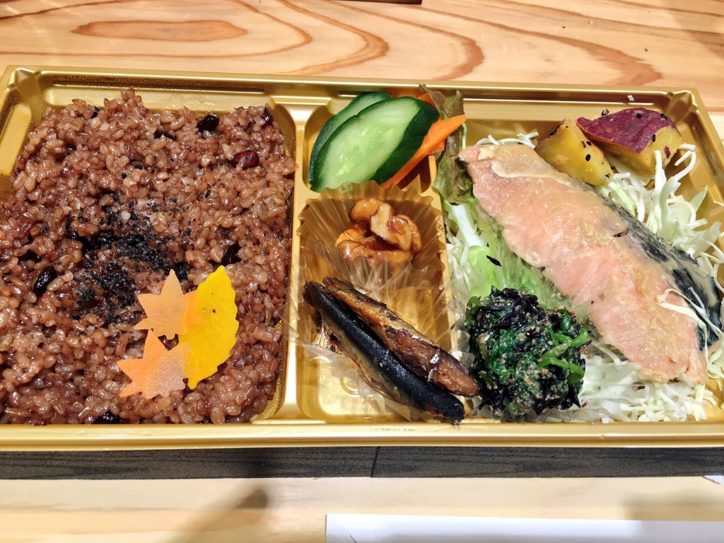 寝かせ玄米おむすびいろは渋谷ヒカリエシンクス店で10月限定のお弁当 玄米甘酒を使用した鮭の柚子味噌西京焼き弁当と小茄子がごろっと入ったお味噌汁をイートイン 上京ゴリラの東京ごはん日記