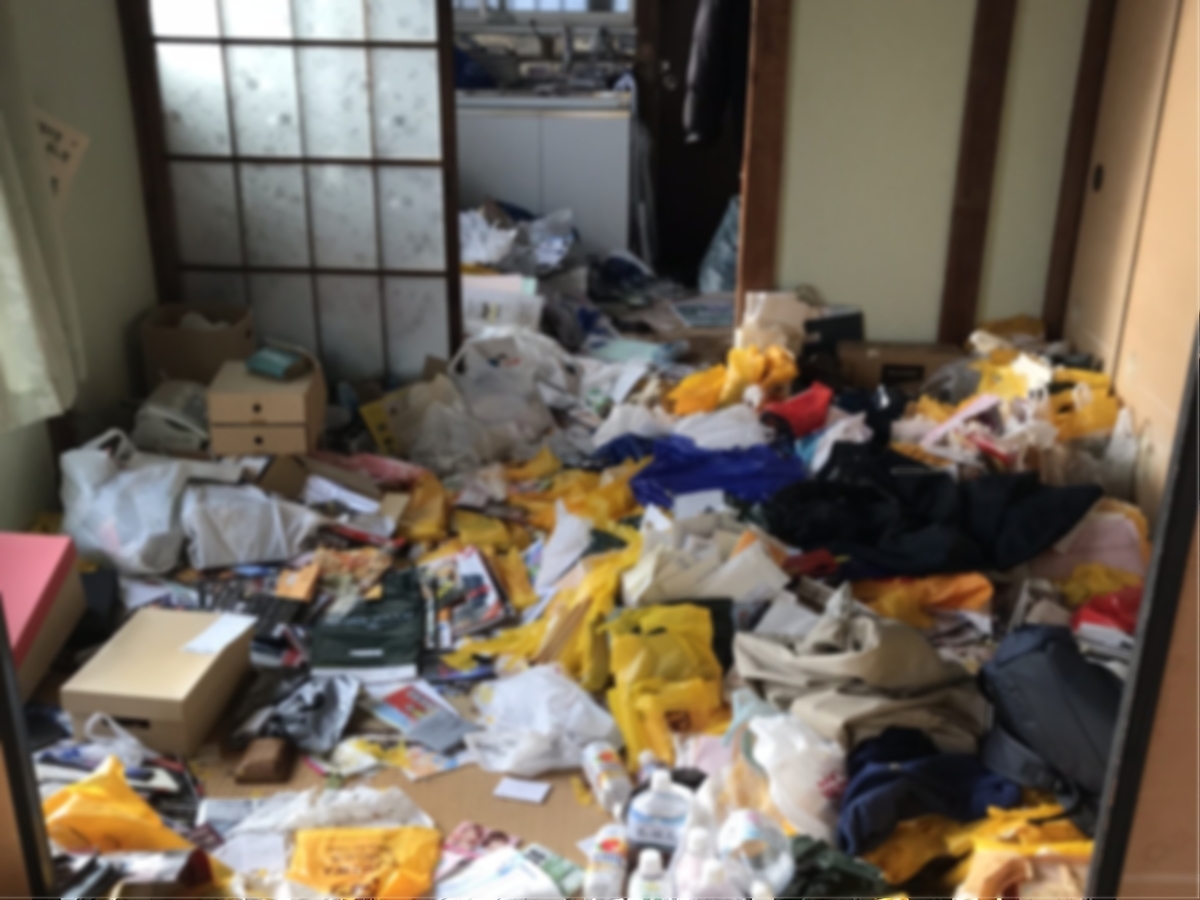 部屋に散乱するコンビニ弁当やペットボトルが静かに語りかけてくること すぐそこにある孤独死 メシ通 ホットペッパーグルメ 部屋に散乱するコンビニ弁当やペットボトルが静かに語りかけてくること すぐそこにある孤独死 メシ通 ホットペッパーグルメ