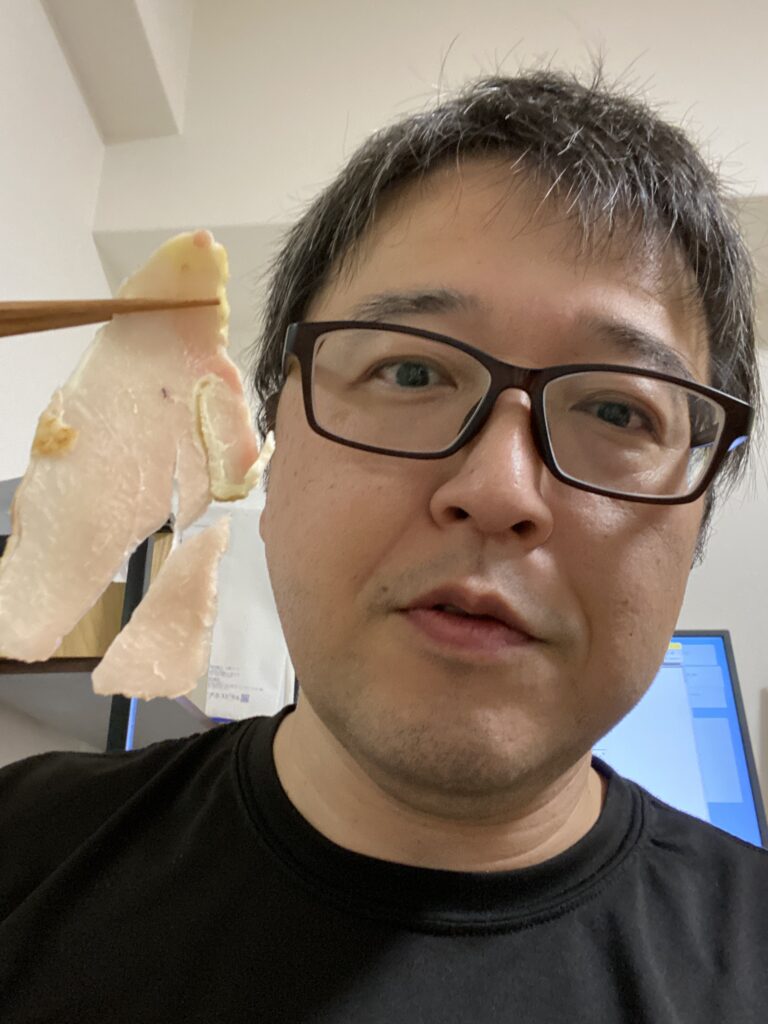 顔の大きさと比べても大きい鶏刺し