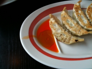 僕は、餃子のたれ1に対してラー油3です。