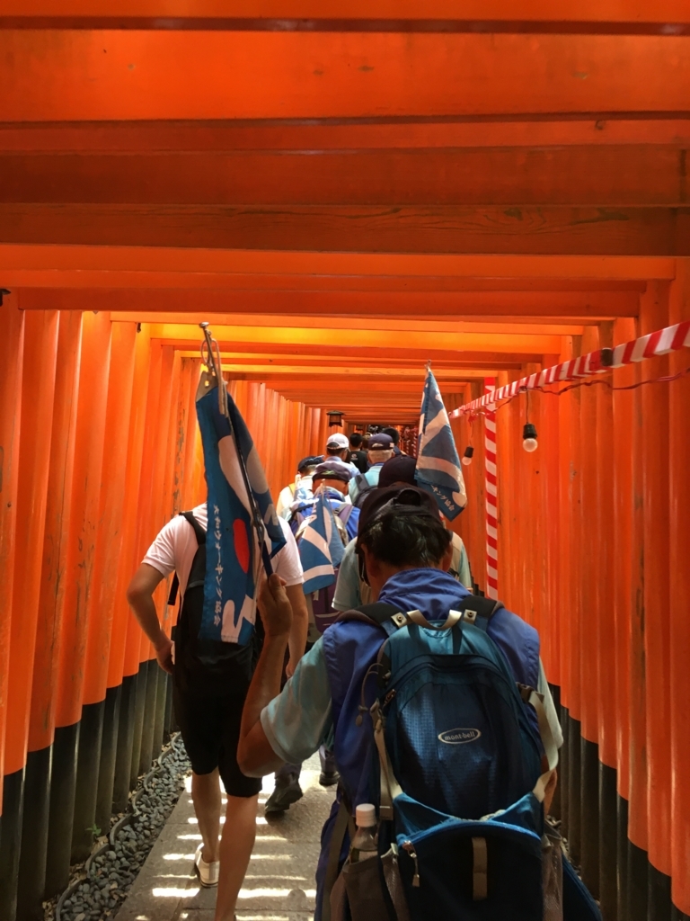 千本鳥居を歩く