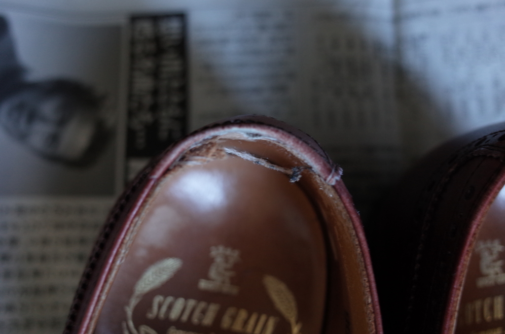 繊維がほつれた靴