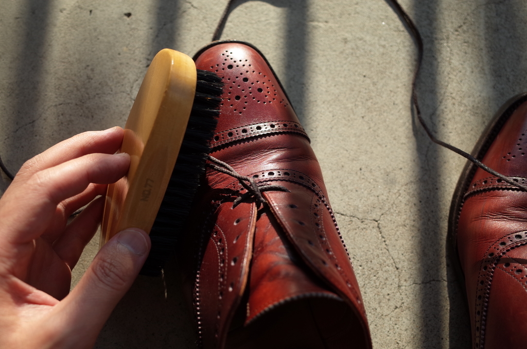 靴にブラシを掛ける