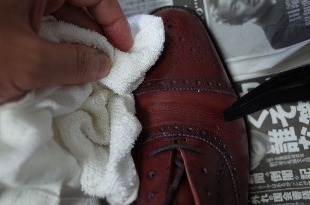 靴を布で磨く