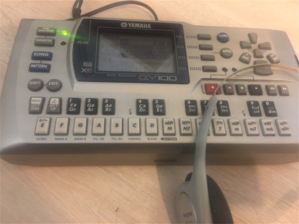 YAMAHA QY100 デジタルシーケンサー持ち運び 世知辛い