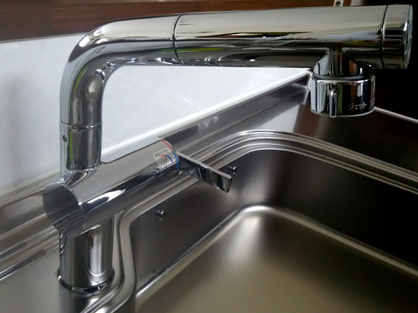 水栓 蛇口 の根元に溜まるどうしようもない水垢の落とし方 キレイな家を目指したい