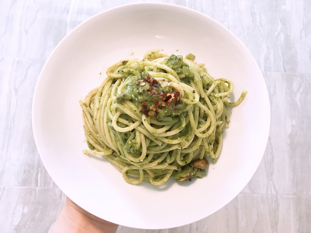 ほうれん草のペストパスタとオリーブのレシピ