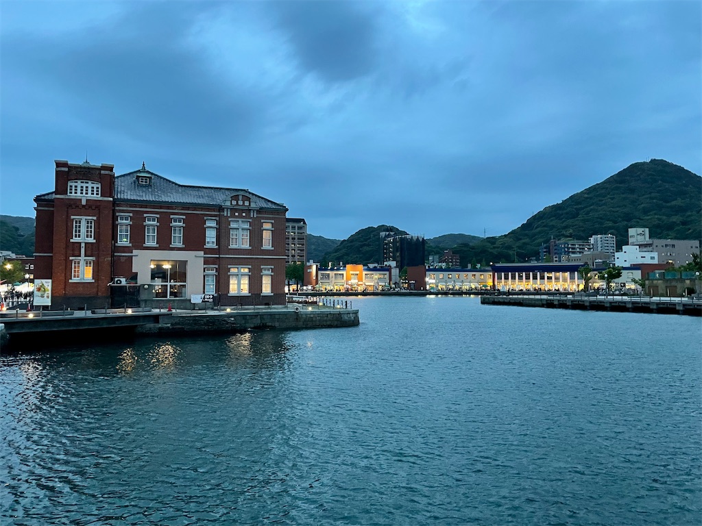 湾の写真。赤い洋館、奥にライトアップされた横長の建物。