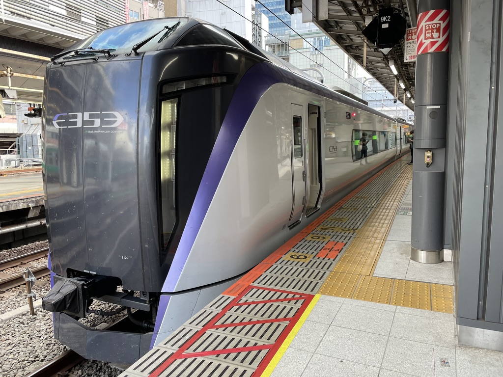 縦長の顔をしたあずさ号、黒い顔に「E353」とスタイリッシュに書かれ、車体は白で上に青紫のラインが入っている
