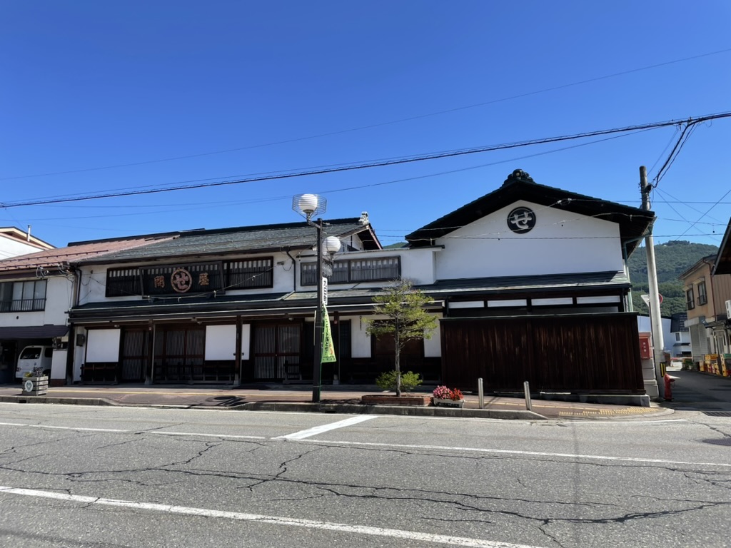 問屋、蔵に「せ」と書かれている。木の古く風格あるが白塗りがきれいな建物。