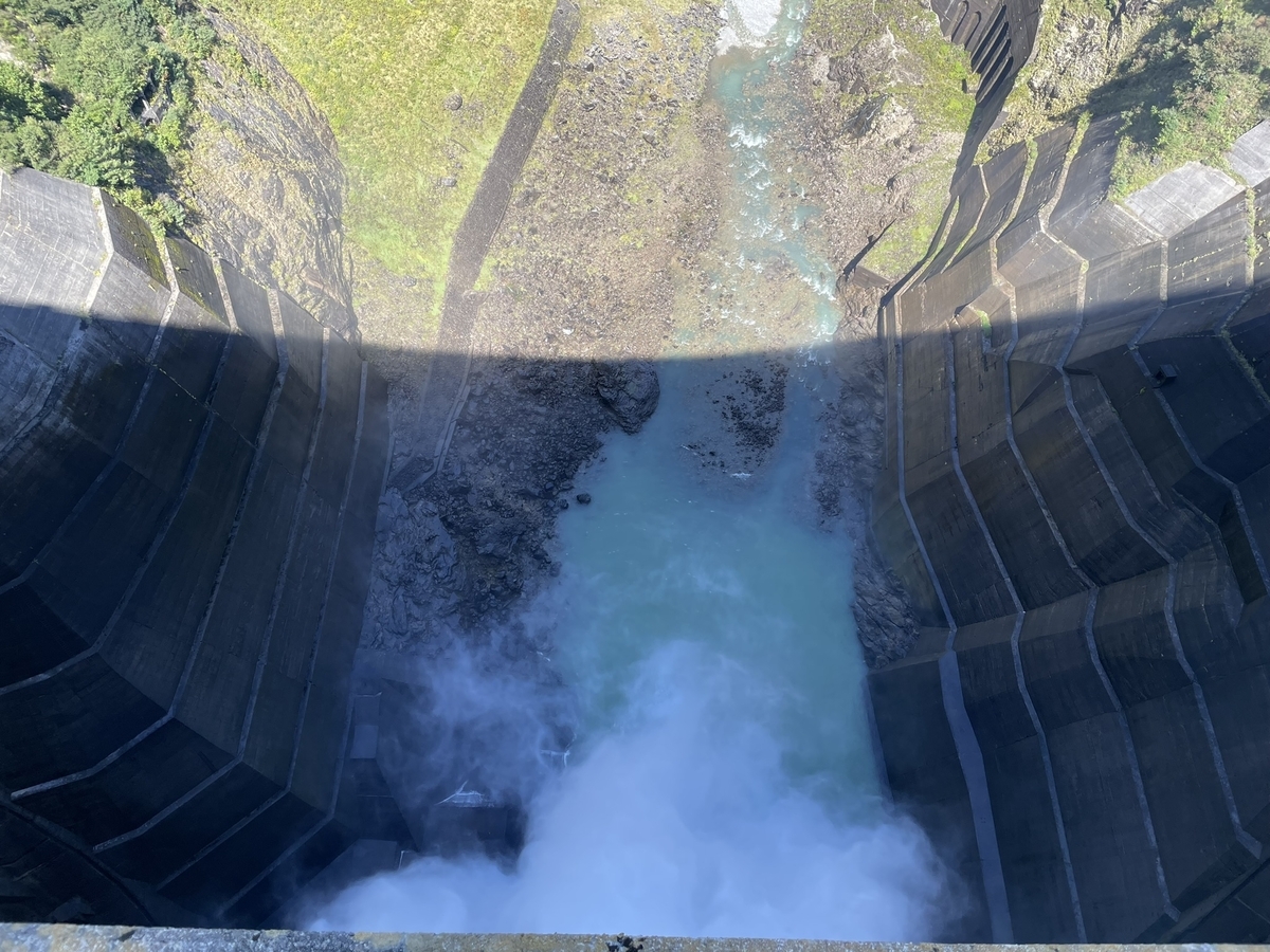 手前から水が噴き出しており、下に水色の川がある。わけわかんないほど、めちゃ高くて、足がすくむ。