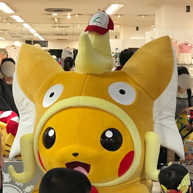 ポケモンセンターヒロシマで初見、金のコイキングのポンチョを着
