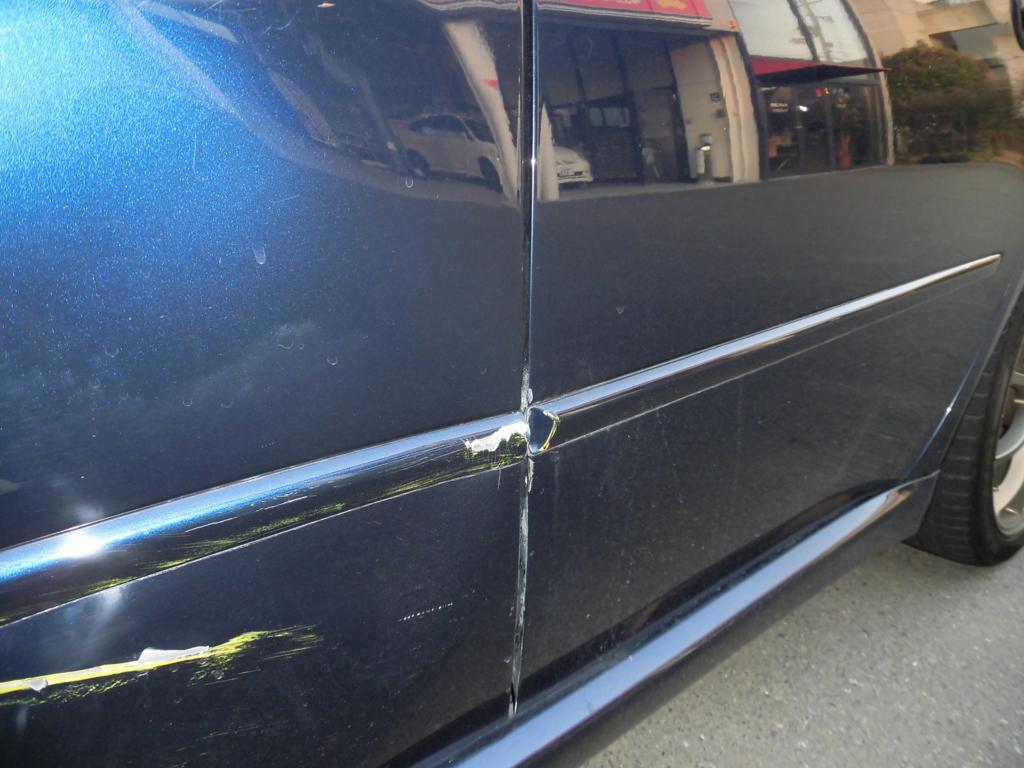 レガシィb4 前後ドア ロッカーカバー ヘコミ キズの保険修理の詳細と写真 車のキズ ヘコミ修理例 料金比較と写真