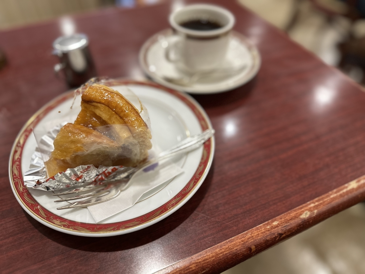 池袋駅前にある喫茶室のアップルパイとコーヒー