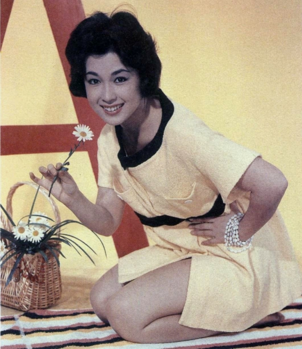 若尾文子 1933年11月8日 - - 愛に恋