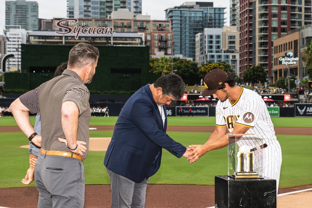 ダルビッシュ有の日本人MLB最多奪三振記録のセレモニー - 愛に恋