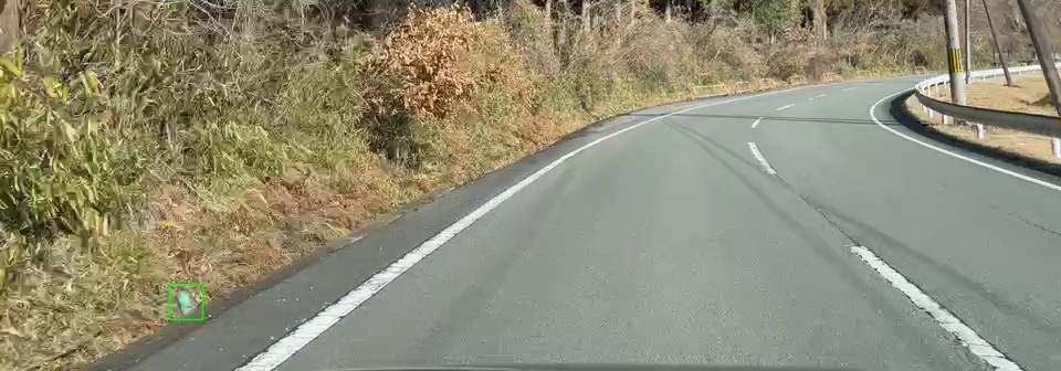 車載動画からのごみの検出例。ペットボトルの場所に緑色の検出枠がある