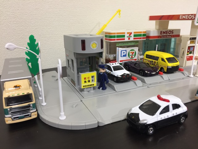 トミカタウン まとめ売り フェラーリショールーム エネオス セブンイレブン Amazon | トミカ タウン ビルドシティ フェラーリショールーム