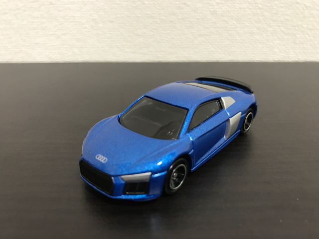 トミカNO.39 アウディ R8(初回特別仕様)の斜め前