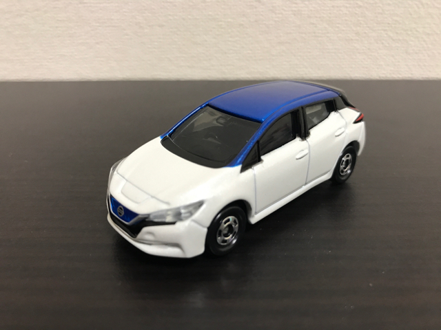 f:id:plarail_hangout:20171118092917j:plain トミカNO.93 日産リーフ斜め前