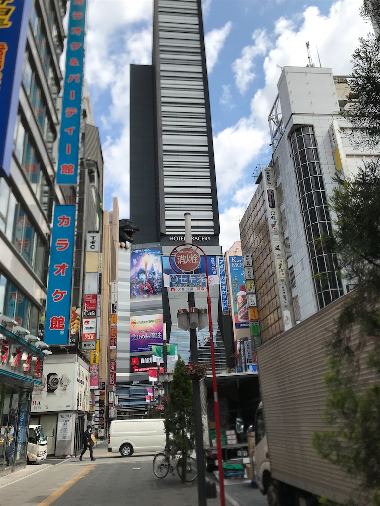 眠らぬ街歌舞伎町 怖い雰囲気 会社員の仮面を被った宇宙人がノマド社労士をしたお話