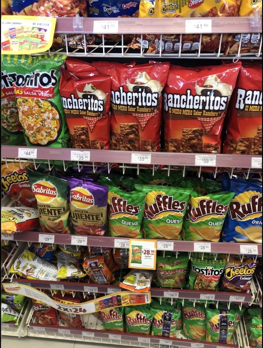 コンビニのスナック菓子陳列、ポテトチップスあり