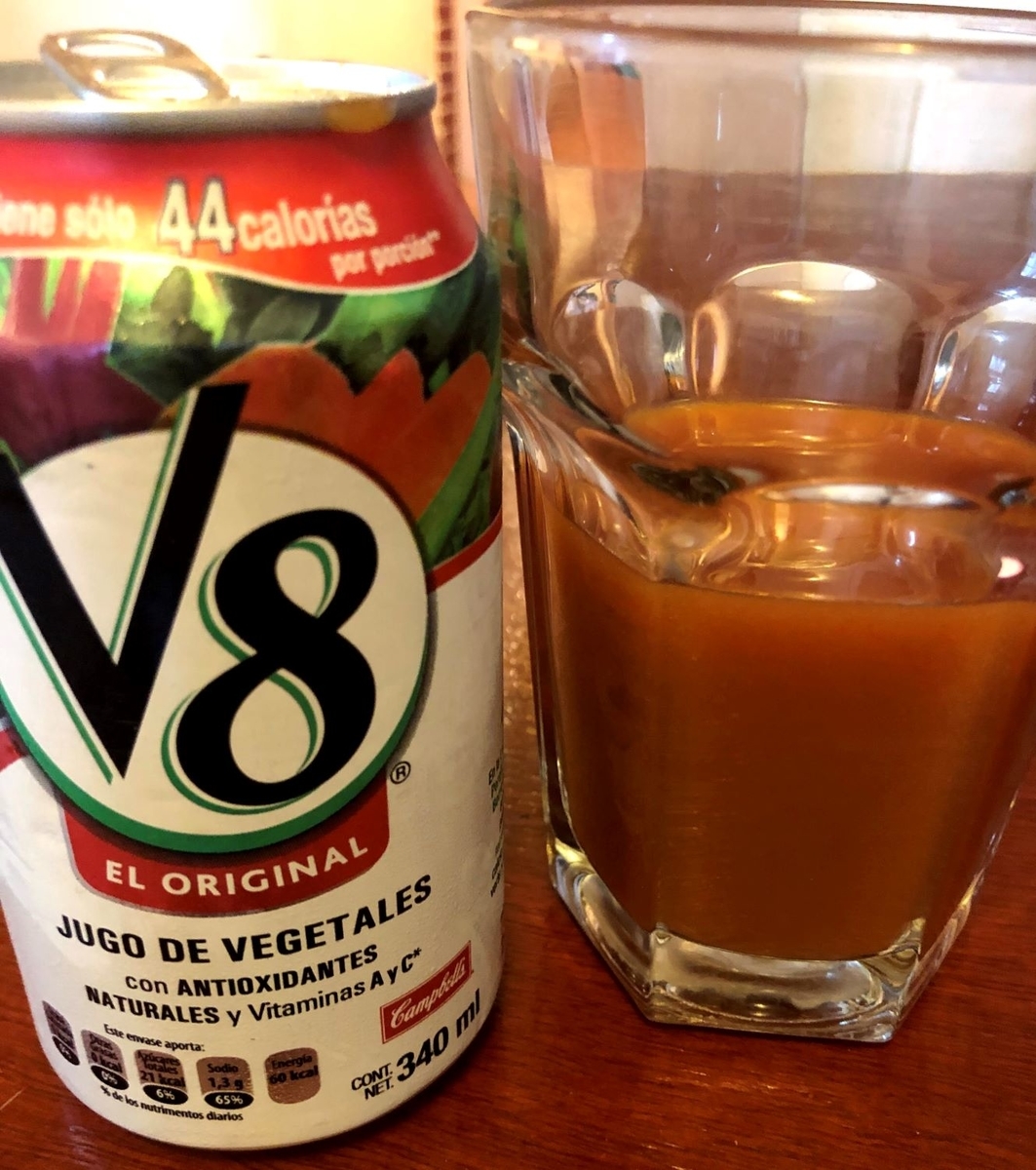 グラスに注がれたV8野菜ジュース